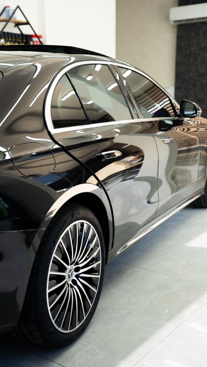 EC Garage Mersin'de PPF kaplama sonrası parlak Mercedes kapı ve cam detayı